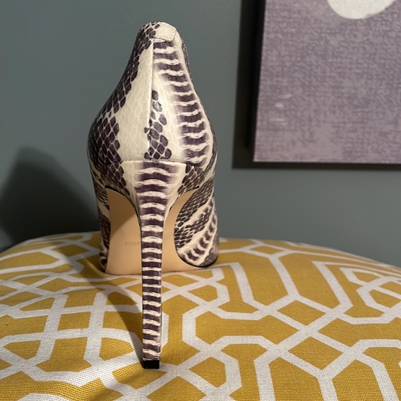 Nine West heels, snake skin print. Gray and beige color. Excellent condition - Picture 2 of 2